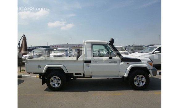 Acheter Import Voiture Toyota Land Cruiser Blanc à Import - Dubai, Ali Sabieh Region Acheter Import Voiture Toyota Land Cruiser Blanc à Import - Dubai, Ali Sabieh Region