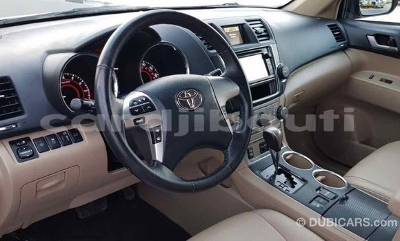 Buy Import Toyota Highlander Green Car in Import - Dubai in Ali Sabieh Region Buy Import Toyota Highlander Green Car in Import - Dubai in Ali Sabieh Region