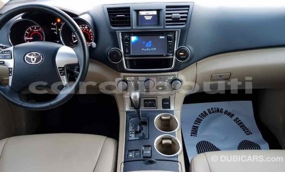 Buy Import Toyota Highlander Green Car in Import - Dubai in Ali Sabieh Region Buy Import Toyota Highlander Green Car in Import - Dubai in Ali Sabieh Region