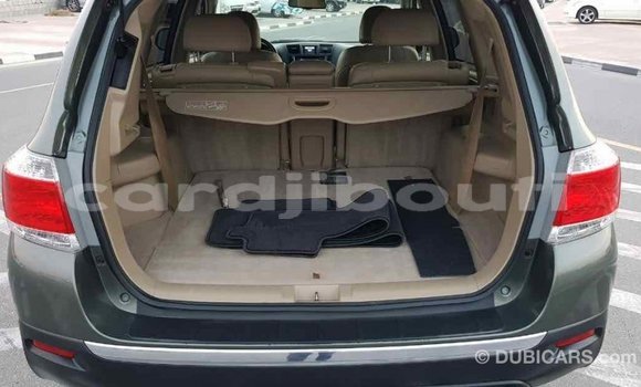 Buy Import Toyota Highlander Green Car in Import - Dubai in Ali Sabieh Region Buy Import Toyota Highlander Green Car in Import - Dubai in Ali Sabieh Region