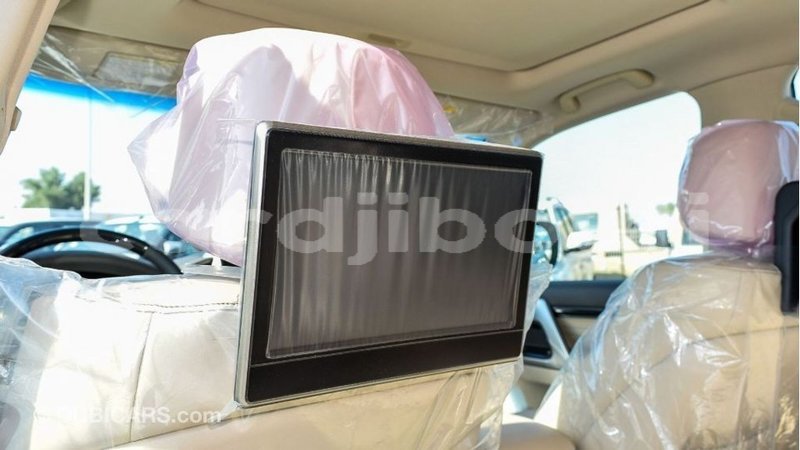 Big with watermark toyota land cruiser ali sabieh region import dubai 2673