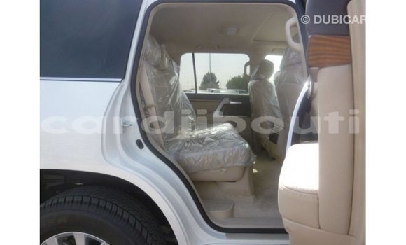 Acheter Import Voiture Toyota Land Cruiser Blanc à Import - Dubai, Ali Sabieh Region Acheter Import Voiture Toyota Land Cruiser Blanc à Import - Dubai, Ali Sabieh Region
