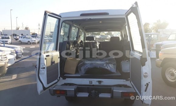 Acheter Import Voiture Toyota Land Cruiser Blanc à Import - Dubai, Ali Sabieh Region Acheter Import Voiture Toyota Land Cruiser Blanc à Import - Dubai, Ali Sabieh Region