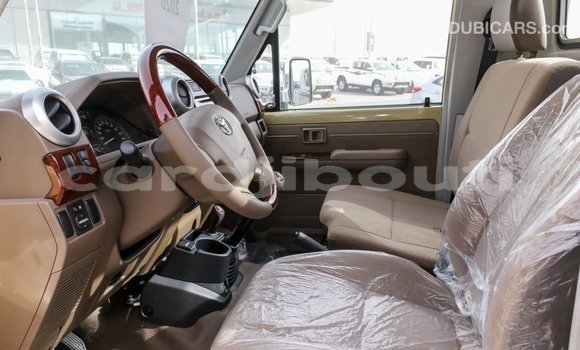 Acheter Import Voiture Toyota Land Cruiser Beige à Import - Dubai, Ali Sabieh Region Acheter Import Voiture Toyota Land Cruiser Beige à Import - Dubai, Ali Sabieh Region