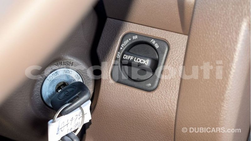 Big with watermark toyota land cruiser ali sabieh region import dubai 2750