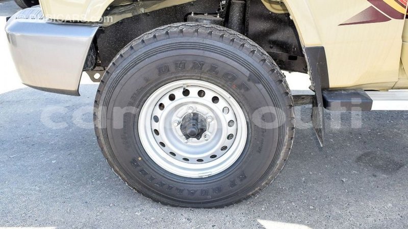 Big with watermark toyota land cruiser ali sabieh region import dubai 2750