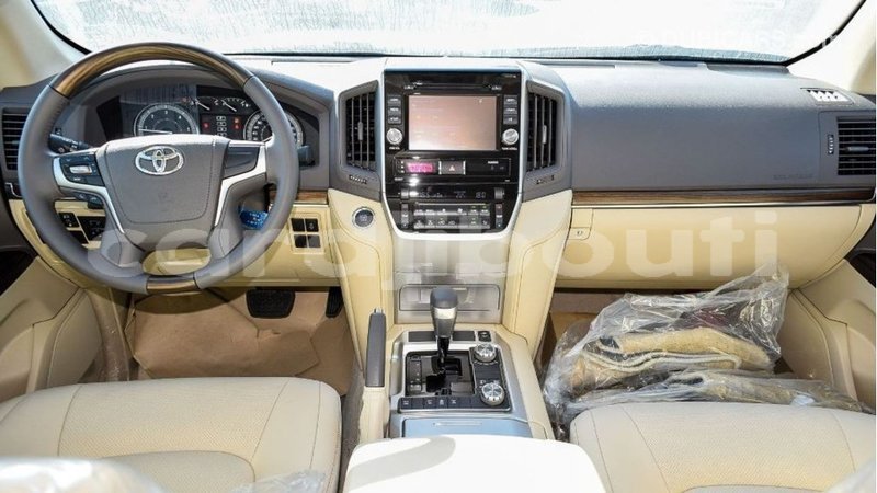 Big with watermark toyota land cruiser ali sabieh region import dubai 2752