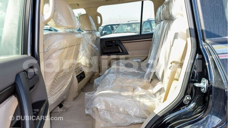 Big with watermark toyota land cruiser ali sabieh region import dubai 2752