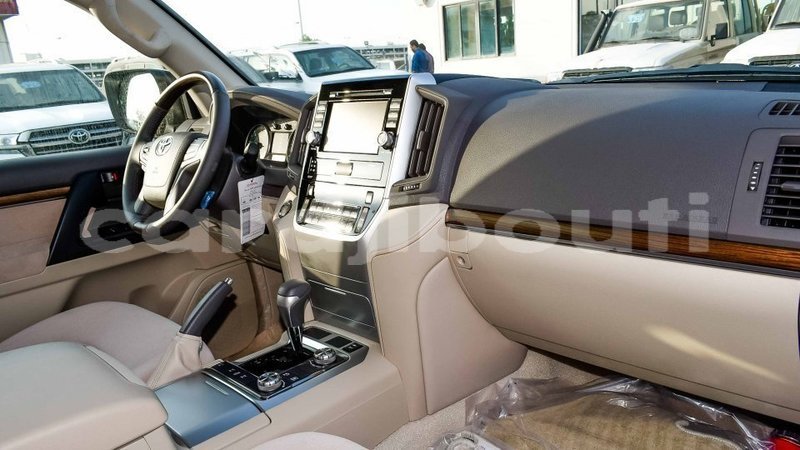 Big with watermark toyota land cruiser ali sabieh region import dubai 2758