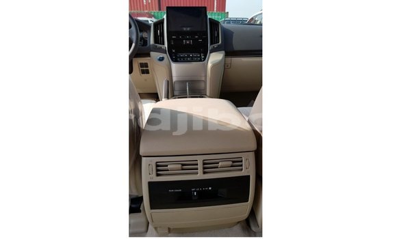 Buy Import Toyota Land Cruiser White Car in Import - Dubai in Ali Sabieh Region Buy Import Toyota Land Cruiser White Car in Import - Dubai in Ali Sabieh Region