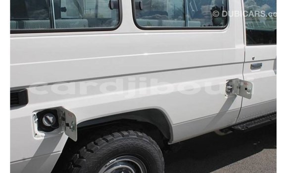 Acheter Import Voiture Toyota Land Cruiser Blanc à Import - Dubai, Ali Sabieh Region Acheter Import Voiture Toyota Land Cruiser Blanc à Import - Dubai, Ali Sabieh Region