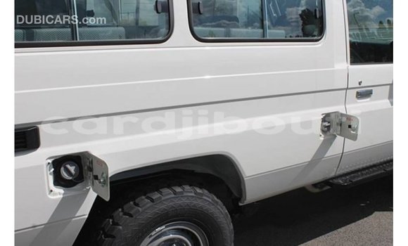 Acheter Import Voiture Toyota Land Cruiser Blanc à Import - Dubai, Ali Sabieh Region Acheter Import Voiture Toyota Land Cruiser Blanc à Import - Dubai, Ali Sabieh Region