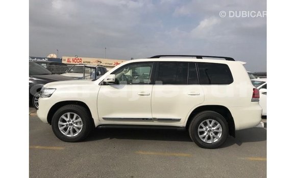 Acheter Import Voiture Toyota Land Cruiser Blanc à Import - Dubai, Ali Sabieh Region Acheter Import Voiture Toyota Land Cruiser Blanc à Import - Dubai, Ali Sabieh Region