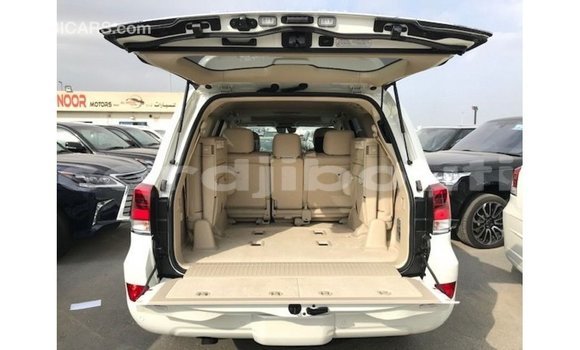 Acheter Import Voiture Toyota Land Cruiser Blanc à Import - Dubai, Ali Sabieh Region Acheter Import Voiture Toyota Land Cruiser Blanc à Import - Dubai, Ali Sabieh Region