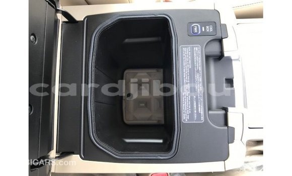 Acheter Import Voiture Toyota Land Cruiser Blanc à Import - Dubai, Ali Sabieh Region Acheter Import Voiture Toyota Land Cruiser Blanc à Import - Dubai, Ali Sabieh Region
