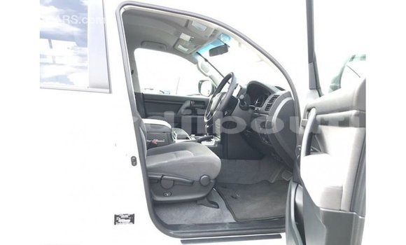 Acheter Import Voiture Toyota Land Cruiser Blanc à Import - Dubai, Ali Sabieh Region Acheter Import Voiture Toyota Land Cruiser Blanc à Import - Dubai, Ali Sabieh Region