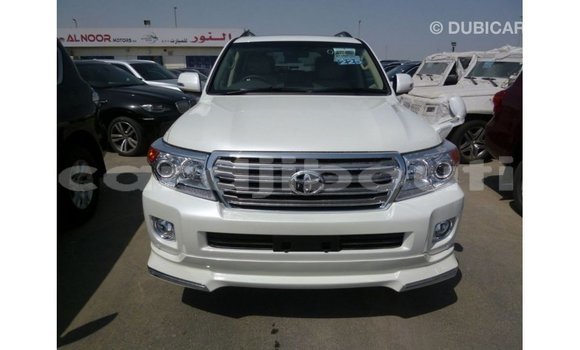 Acheter Import Voiture Toyota Land Cruiser Blanc à Import - Dubai, Ali Sabieh Region Acheter Import Voiture Toyota Land Cruiser Blanc à Import - Dubai, Ali Sabieh Region