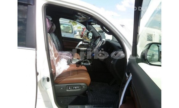 Acheter Import Voiture Toyota Land Cruiser Blanc à Import - Dubai, Ali Sabieh Region Acheter Import Voiture Toyota Land Cruiser Blanc à Import - Dubai, Ali Sabieh Region