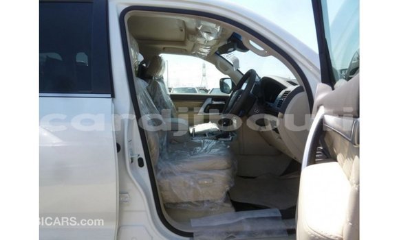 Acheter Import Voiture Toyota Land Cruiser Blanc à Import - Dubai, Ali Sabieh Region Acheter Import Voiture Toyota Land Cruiser Blanc à Import - Dubai, Ali Sabieh Region