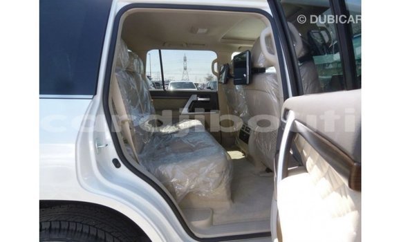 Acheter Import Voiture Toyota Land Cruiser Blanc à Import - Dubai, Ali Sabieh Region Acheter Import Voiture Toyota Land Cruiser Blanc à Import - Dubai, Ali Sabieh Region