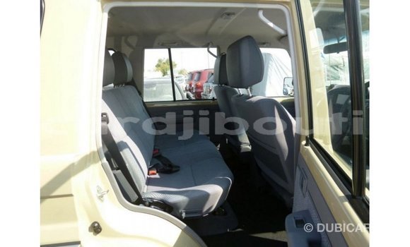 Acheter Import Voiture Toyota Land Cruiser Beige à Import - Dubai, Ali Sabieh Region Acheter Import Voiture Toyota Land Cruiser Beige à Import - Dubai, Ali Sabieh Region