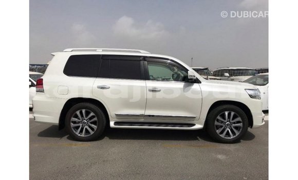 Acheter Import Voiture Toyota Land Cruiser Blanc à Import - Dubai, Ali Sabieh Region Acheter Import Voiture Toyota Land Cruiser Blanc à Import - Dubai, Ali Sabieh Region
