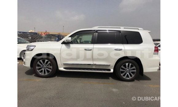 Acheter Import Voiture Toyota Land Cruiser Blanc à Import - Dubai, Ali Sabieh Region Acheter Import Voiture Toyota Land Cruiser Blanc à Import - Dubai, Ali Sabieh Region
