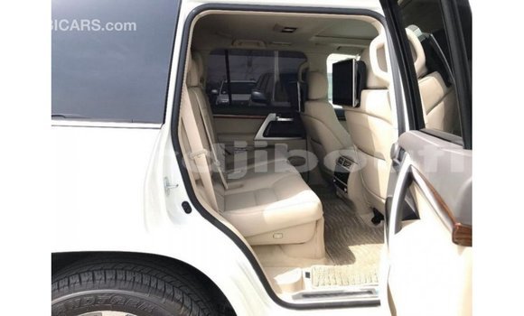 Acheter Import Voiture Toyota Land Cruiser Blanc à Import - Dubai, Ali Sabieh Region Acheter Import Voiture Toyota Land Cruiser Blanc à Import - Dubai, Ali Sabieh Region