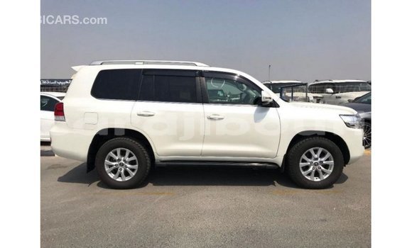 Acheter Import Voiture Toyota Land Cruiser Blanc à Import - Dubai, Ali Sabieh Region Acheter Import Voiture Toyota Land Cruiser Blanc à Import - Dubai, Ali Sabieh Region
