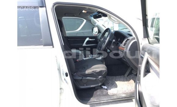 Acheter Import Voiture Toyota Land Cruiser Blanc à Import - Dubai, Ali Sabieh Region Acheter Import Voiture Toyota Land Cruiser Blanc à Import - Dubai, Ali Sabieh Region