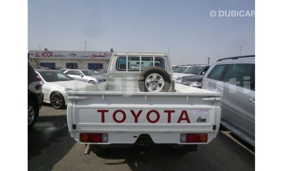 Acheter Import Voiture Toyota Land Cruiser Blanc à Import - Dubai, Ali Sabieh Region Acheter Import Voiture Toyota Land Cruiser Blanc à Import - Dubai, Ali Sabieh Region