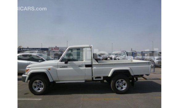 Acheter Import Voiture Toyota Land Cruiser Blanc à Import - Dubai, Ali Sabieh Region Acheter Import Voiture Toyota Land Cruiser Blanc à Import - Dubai, Ali Sabieh Region