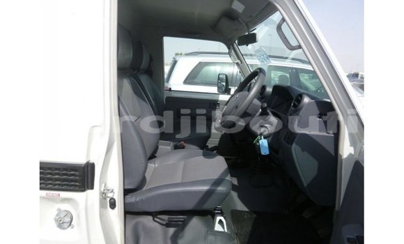Acheter Import Voiture Toyota Land Cruiser Blanc à Import - Dubai, Ali Sabieh Region Acheter Import Voiture Toyota Land Cruiser Blanc à Import - Dubai, Ali Sabieh Region
