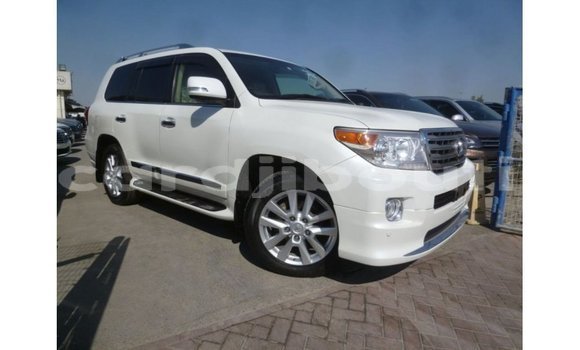 Acheter Import Voiture Toyota Land Cruiser Blanc à Import - Dubai, Ali Sabieh Region Acheter Import Voiture Toyota Land Cruiser Blanc à Import - Dubai, Ali Sabieh Region