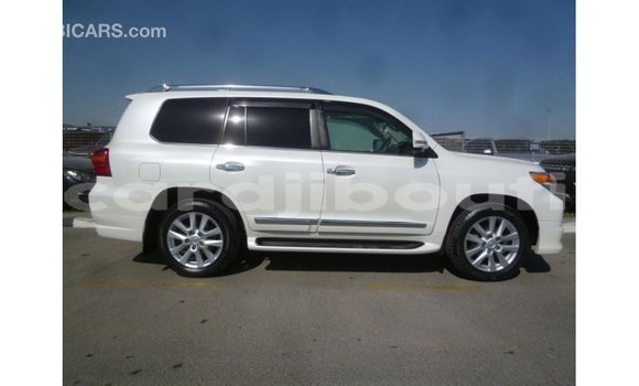 Acheter Import Voiture Toyota Land Cruiser Blanc à Import - Dubai, Ali Sabieh Region Acheter Import Voiture Toyota Land Cruiser Blanc à Import - Dubai, Ali Sabieh Region