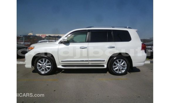 Acheter Import Voiture Toyota Land Cruiser Blanc à Import - Dubai, Ali Sabieh Region Acheter Import Voiture Toyota Land Cruiser Blanc à Import - Dubai, Ali Sabieh Region