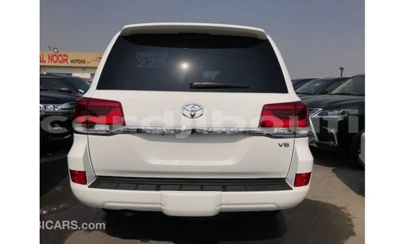 Acheter Import Voiture Toyota Land Cruiser Blanc à Import - Dubai, Ali Sabieh Region Acheter Import Voiture Toyota Land Cruiser Blanc à Import - Dubai, Ali Sabieh Region