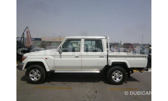 Acheter Import Voiture Toyota Land Cruiser Blanc à Import - Dubai, Ali Sabieh Region Acheter Import Voiture Toyota Land Cruiser Blanc à Import - Dubai, Ali Sabieh Region