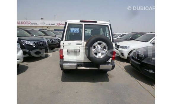 Acheter Import Voiture Toyota Land Cruiser Blanc à Import - Dubai, Ali Sabieh Region Acheter Import Voiture Toyota Land Cruiser Blanc à Import - Dubai, Ali Sabieh Region