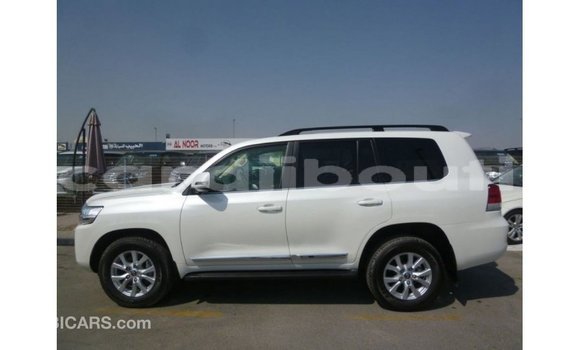 Acheter Import Voiture Toyota Land Cruiser Blanc à Import - Dubai, Ali Sabieh Region Acheter Import Voiture Toyota Land Cruiser Blanc à Import - Dubai, Ali Sabieh Region