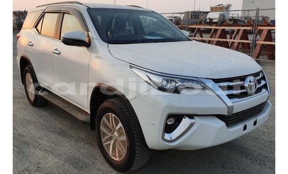 Acheter Import Voiture Toyota Fortuner Blanc à Import - Dubai, Ali Sabieh Region Acheter Import Voiture Toyota Fortuner Blanc à Import - Dubai, Ali Sabieh Region
