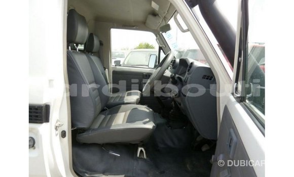 Acheter Import Voiture Toyota Land Cruiser Blanc à Import - Dubai, Ali Sabieh Region Acheter Import Voiture Toyota Land Cruiser Blanc à Import - Dubai, Ali Sabieh Region