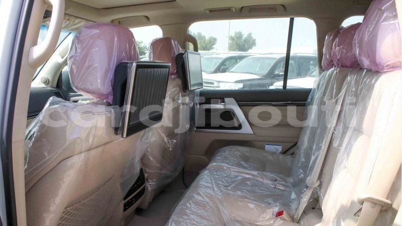 Big with watermark toyota land cruiser ali sabieh region import dubai 2959