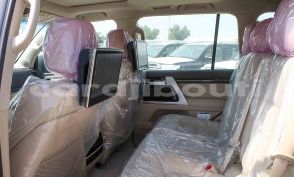 Acheter Import Voiture Toyota Land Cruiser Blanc à Import - Dubai, Ali Sabieh Region Acheter Import Voiture Toyota Land Cruiser Blanc à Import - Dubai, Ali Sabieh Region