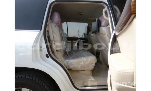 Acheter Import Voiture Toyota Land Cruiser Blanc à Import - Dubai, Ali Sabieh Region Acheter Import Voiture Toyota Land Cruiser Blanc à Import - Dubai, Ali Sabieh Region
