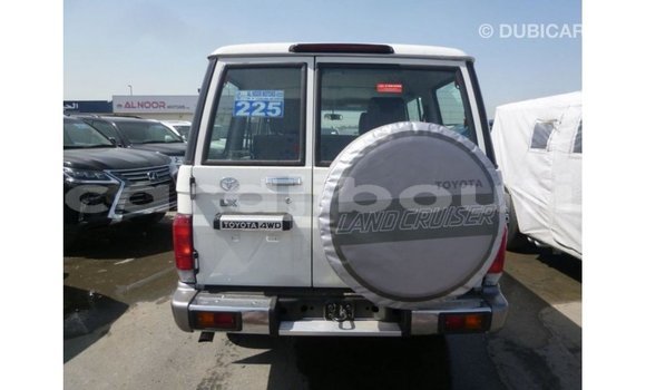 Acheter Import Voiture Toyota Land Cruiser Blanc à Import - Dubai, Ali Sabieh Region Acheter Import Voiture Toyota Land Cruiser Blanc à Import - Dubai, Ali Sabieh Region