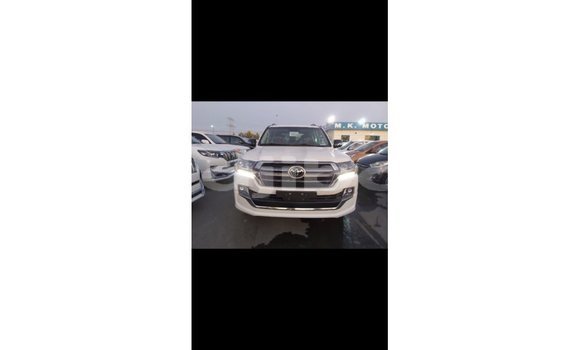 Buy Import Toyota Land Cruiser White Car in Import - Dubai in Ali Sabieh Region Buy Import Toyota Land Cruiser White Car in Import - Dubai in Ali Sabieh Region