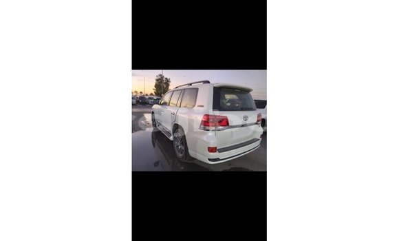 Buy Import Toyota Land Cruiser White Car in Import - Dubai in Ali Sabieh Region Buy Import Toyota Land Cruiser White Car in Import - Dubai in Ali Sabieh Region
