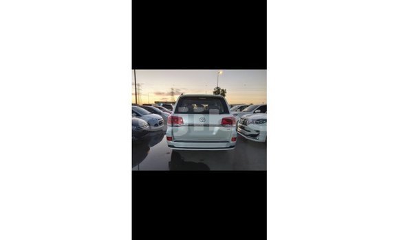 Buy Import Toyota Land Cruiser White Car in Import - Dubai in Ali Sabieh Region Buy Import Toyota Land Cruiser White Car in Import - Dubai in Ali Sabieh Region