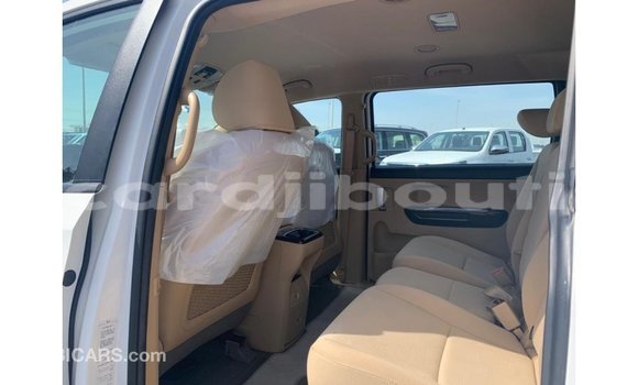 Acheter Import Voiture Kia Carnival Blanc à Import - Dubai, Ali Sabieh Region Acheter Import Voiture Kia Carnival Blanc à Import - Dubai, Ali Sabieh Region
